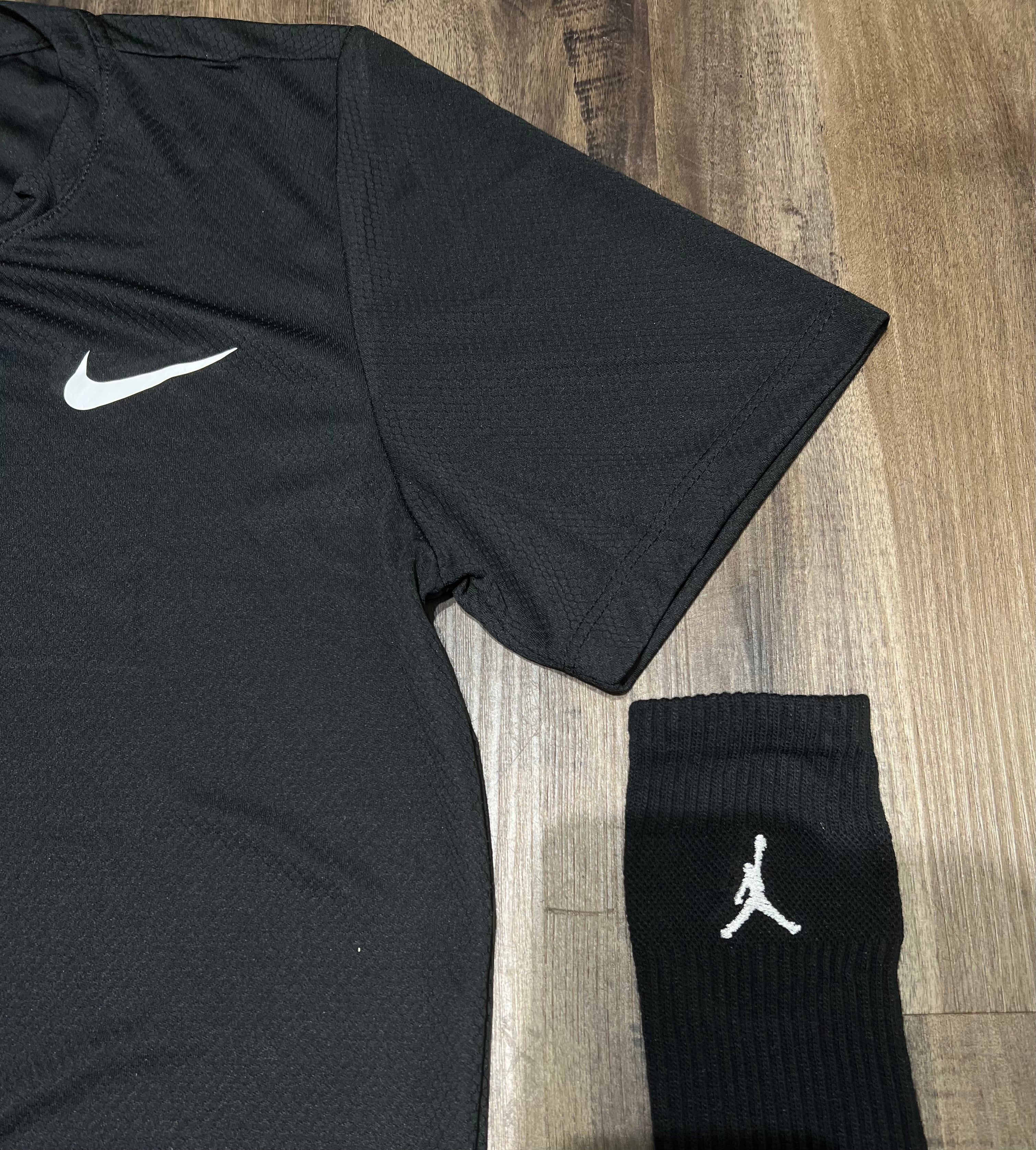 Kit Esportivo Masculino Nike – Camiseta, Shorts e Meia Dry Fit Treino Academia