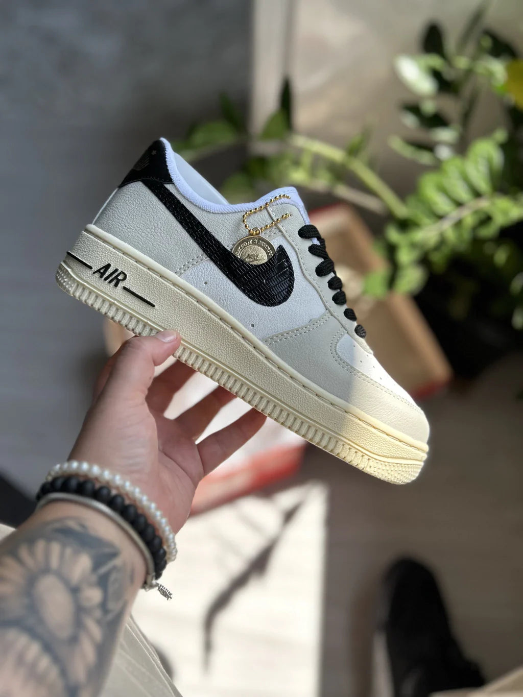Nike Air Force 1 - Bege e Preto