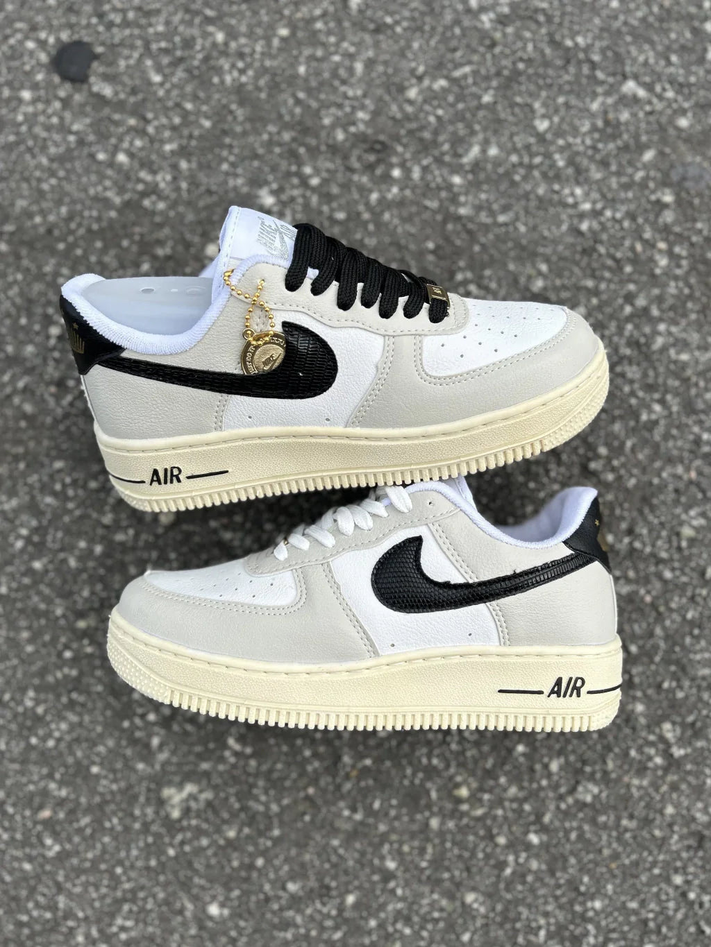 Nike Air Force 1 - Bege e Preto