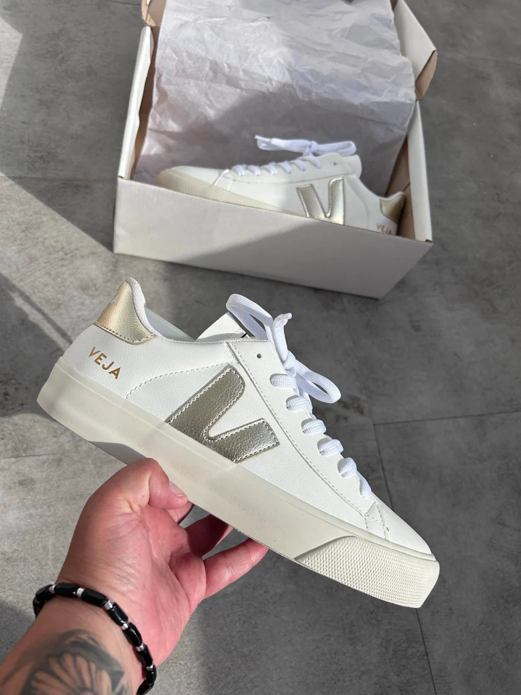 Veja - Branco com dourado